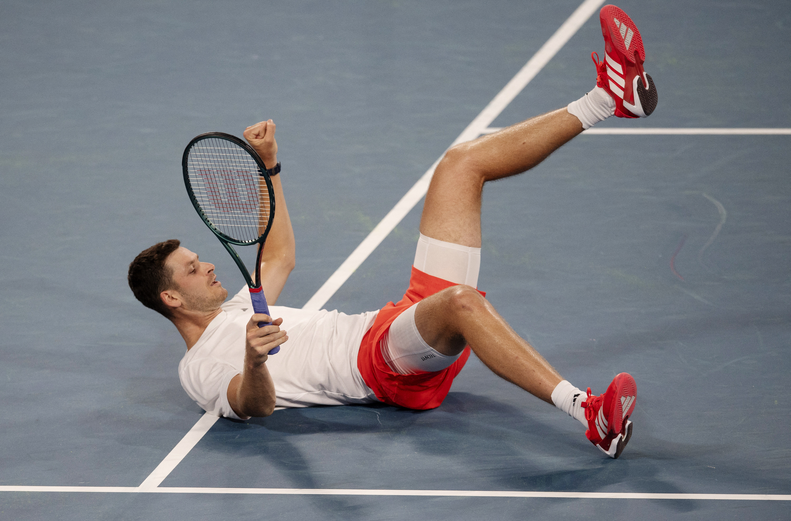 出色表现实现胜利,球队赢得掌声 出色表现实现胜利,球队赢得掌声