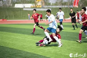 足球比赛的激烈竞争引发球迷狂热 足球比赛的激烈竞争引发球迷狂热