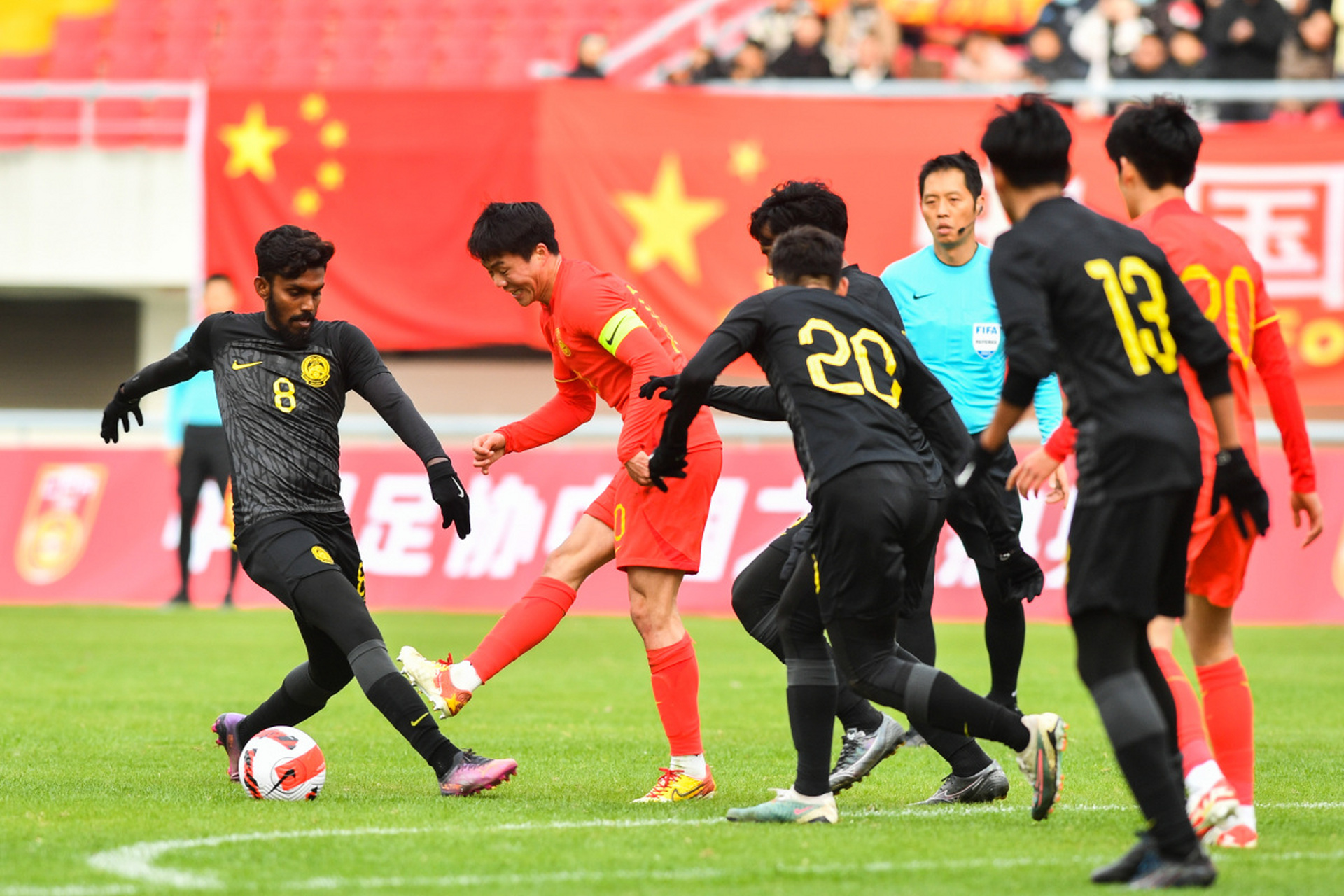 国内足球赛事上演激动人心的对决(国内足球赛事上演激动人心的对决是) 国内足球赛事上演激动人心的对决(国内足球赛事上演激动人心的对决是)