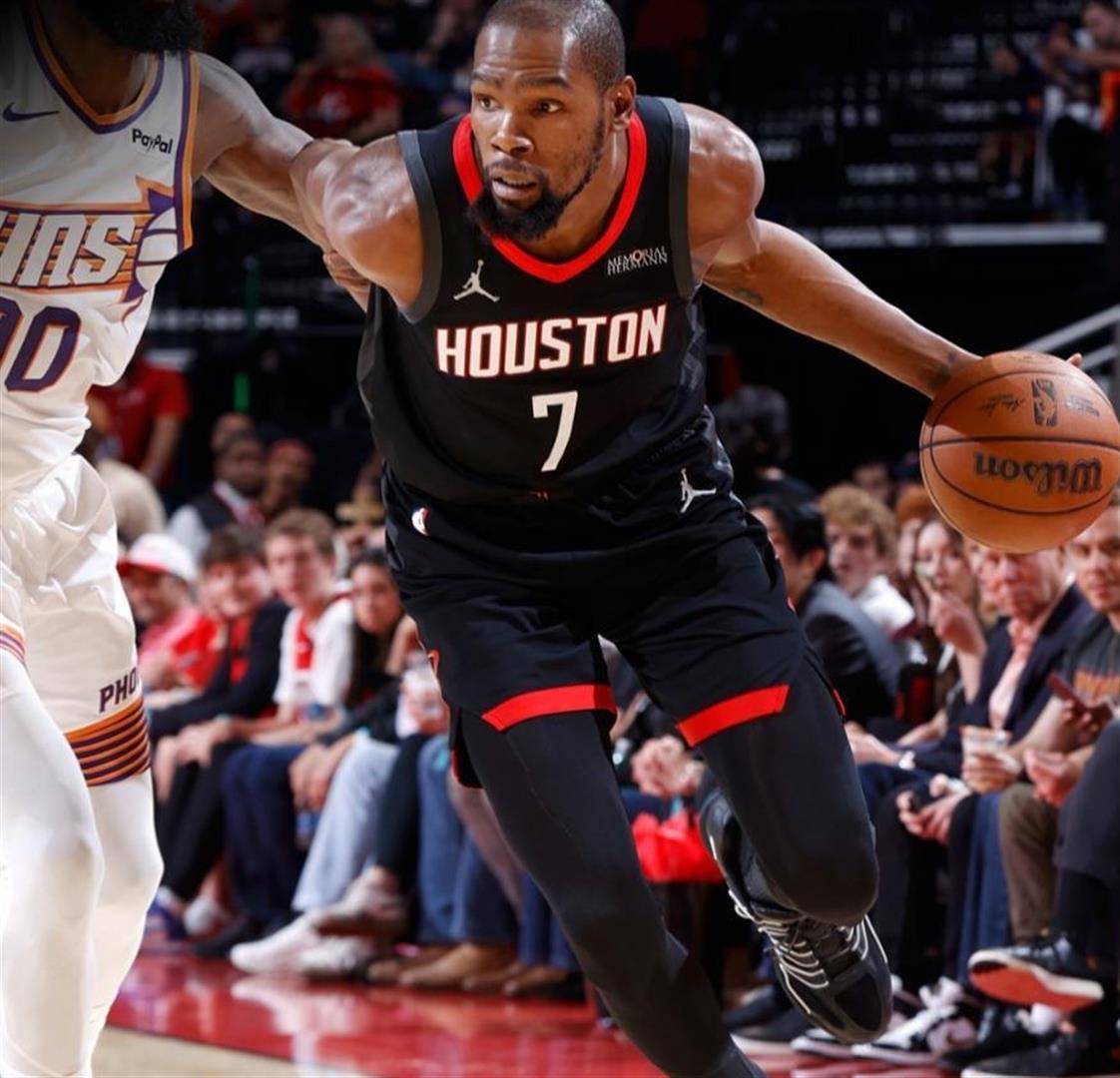 篮球比赛惊现压哨绝杀，主场球迷疯狂欢呼(国际篮球比赛压哨球怎么算)