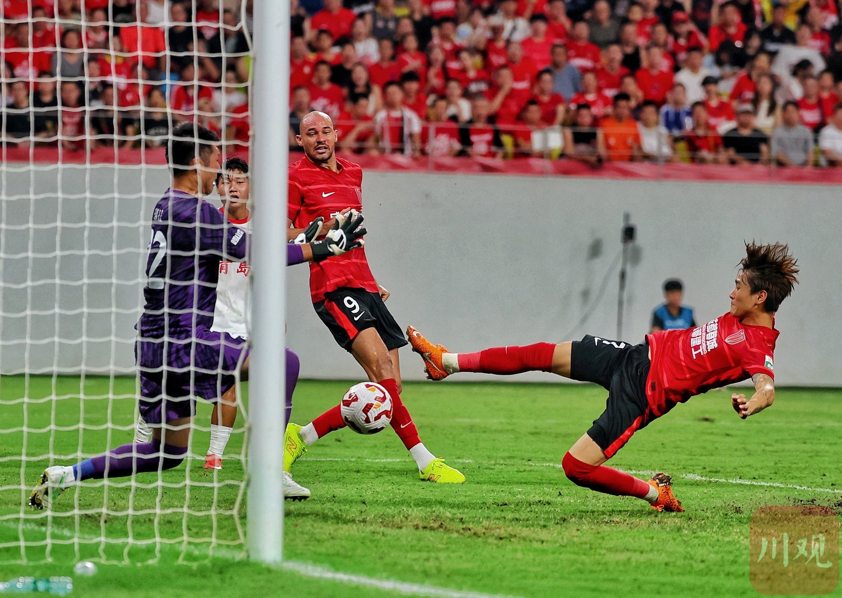 视频回放:亚冠赛场上球员突破尽显过人之处 视频回放:亚冠赛场上球员突破尽显过人之处